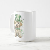 緑のアイリッシュハットを持つ毛むくじゃらのタン犬 コーヒーマグカップ (正面左)