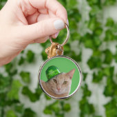 緑のアイリッシュハットを着たかわいいオレンジ色の猫 キーホルダー (手)