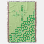 緑のアイルランドのシャムロックのパーソナライズな姓 スローブランケット (正面縦)