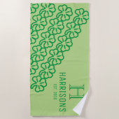緑のアイルランドのシャムロックのパーソナライズな姓 ビーチタオル (正面)