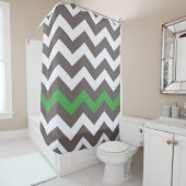 緑のアクセントで灰色のジグザグ シャワーカーテン (インサイチュ)