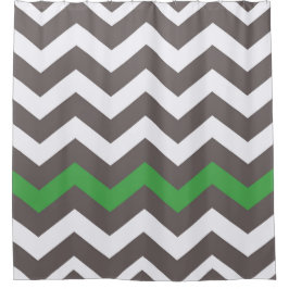 緑のアクセントで灰色のジグザグ シャワーカーテン