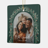 緑のアーチスクリプトモダンフォトクリスマス セラミックオーナメント (左)