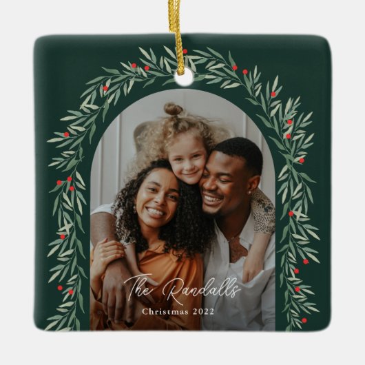 緑のアーチスクリプトモダンフォトクリスマス セラミックオーナメント (正面)