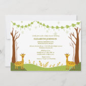 緑のウッドランドの赤ちゃんシャワーに2つのキュートなキリン 招待状 (正面)