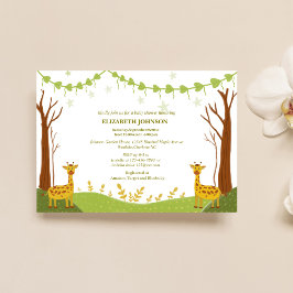 緑のウッドランドの赤ちゃんシャワーに2つのキュートなキリン 招待状