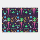 緑のエイリアンUFO名前の追加の年齢ハッピーバースデー ラッピングペーパーシート (正面3)