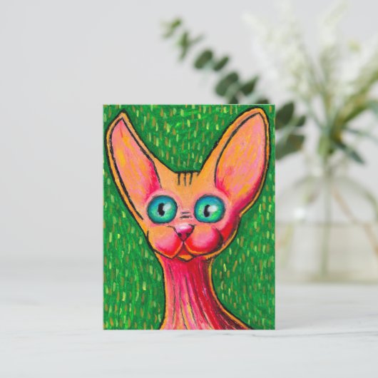 緑のオイルパステルで描かれた好奇な幸せな毛のない猫 ポストカード (スタンド正面)