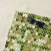 緑のオリーブカラーの美しいおばあちゃんニット模様 ビーチタオル (インサイチュ)