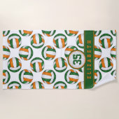 緑のオレンジ色のバレーボールの女の子チームギフト ビーチタオル (正面)