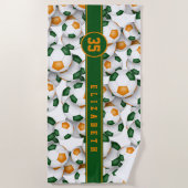 緑のオレンジ色の子供サッカーチームの色カスタム付けギフト ビーチタオル (正面)