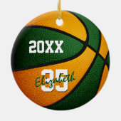 緑のオレンジ色の男の子の子守備表示バスケットボール セラミックオーナメント (裏面)