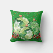 緑のオーナメントと緑の赤い果実 クッション (正面)