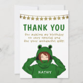 緑のカエルフーディの可愛い少女が誕生日を飾る サンキューカード (正面)