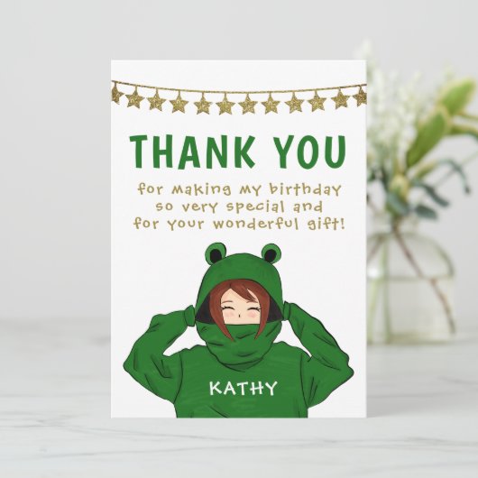 緑のカエルフーディの可愛い少女が誕生日を飾る サンキューカード (スタンド正面)