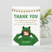 緑のカエルフードを着たかわいい女の子が誕生日を祝う サンキューカード (スタンド正面)