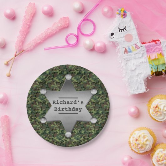 緑のカムフラージュパターン保安官のバッジの誕生日 ペーパープレート (パーティー)