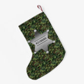 緑のカムフラージュパターン保安官の名前入りの記章 スモールクリスマスストッキング (裏面 (吊り時))