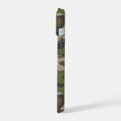 緑のカモフラージュ柄 iPhone 15ケース (左側面)