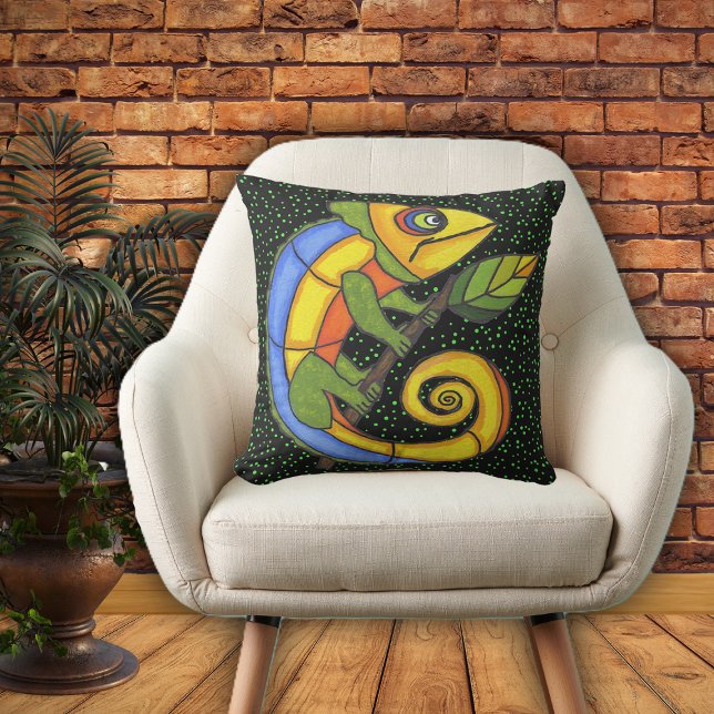 緑のカラフル点ポップ・アートのに浮かぶ愛らしいアートリザード クッション (Colourful  fantasy lizard on twig with leave green polka dots on black home decor pillow.)