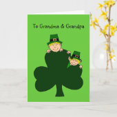 緑のカードにシャムロックを付けたブロンドの子供 カード (黄色い花)