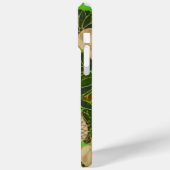 緑のキツネと葉の葉モノグラムの間の赤い Case-Mate iPhoneケース (裏面 / 左)