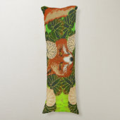 緑のキツネと葉の間葉の赤い ボディピロー (正面縦)