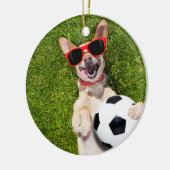 緑のクリスマスにサッカーボールを持つ犬 セラミックオーナメント (左)