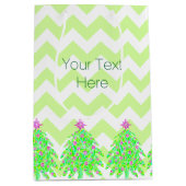 緑のクリスマスツリーパーソナライズなシェブロン ミディアムペーパーバッグ (正面)