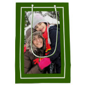 緑のクリスマスホリデーフォトを作成する ミディアムペーパーバッグ (裏面)