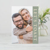 緑のクリーム フォトエンゲージメントパーティーのお祝い 招待状 (スタンド正面)