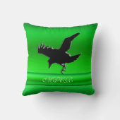 緑のクローム効果のモノグラム、黒のRavenロゴ クッション (裏面)