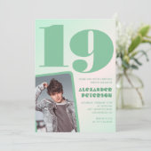 緑のグラデーション 19歳の誕生日招待状 少年 写真 招待状 (スタンド正面)