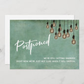 緑のグランジエジソン灯が延期さ結婚れたカード 招待状 (正面/裏面)