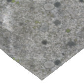 緑のコケが付いている地質学の花こう岩の石 テーブルクロス (アングル)