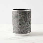 緑のコケとの花こう岩の石の灰色 マグカップ (中央)