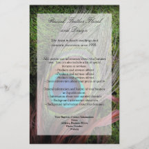 緑のコケと豊かな孔雀の羽