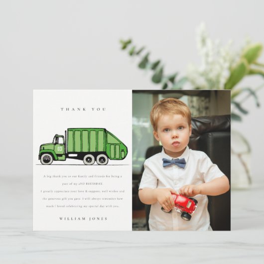 緑のゴミ収集車の子供の誕生日写真、いつでも使える サンキューカード (スタンド正面)