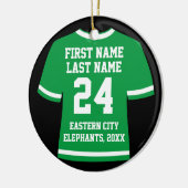 緑のサッカーホッケースポーツジャージー セラミックオーナメント (左)