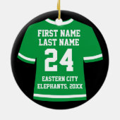 緑のサッカーホッケースポーツジャージー セラミックオーナメント (裏面)