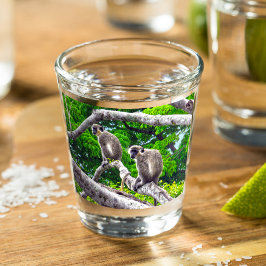 緑のサル2匹が木に座ってショットグラスを撮る ショットグラス