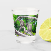 緑のサル2匹が木に座ってショットグラスを撮る ショットグラス (正面)