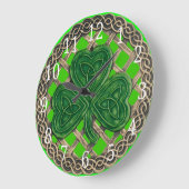 緑のシャムロックおよびケルト結び目模様の円形の時計 ラージ壁時計 (傾斜)