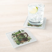 緑のシャムロックと蝶のアイルランドのケルトのマグカップ ガラスコースター (アングル)