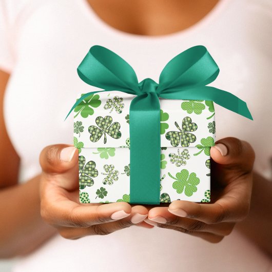 緑のシャムロック クローバー セントパトリックデー ラッピングペーパー
