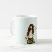 緑のジーンズの女の子 茶髪 前髪 コーヒーマグカップ (正面左)