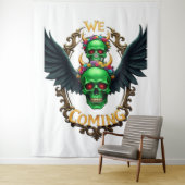 緑のスカルで黒い翼とフローラの冠が入る タペストリー (インサイチュ)