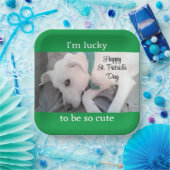 緑のスカーフを巻いたかわいいラッキーホワイトドッグ ペーパープレート (パーティー)