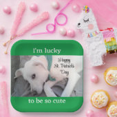 緑のスカーフを巻いたかわいいラッキーホワイトドッグ ペーパープレート (パーティー)