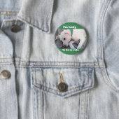 緑のスカーフを巻いたかわいいラッキーホワイトドッグ 缶バッジ (インサイチュ)